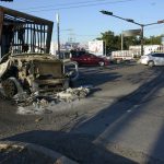 Fotografía hoy, de un vehículo de carga calcinado tras los enfrentamientos de fuerzas federales con grupos armados, en la ciudad de Culiacán, estado de Sinaloa (México). EFE/ Juan Carlos Cruz