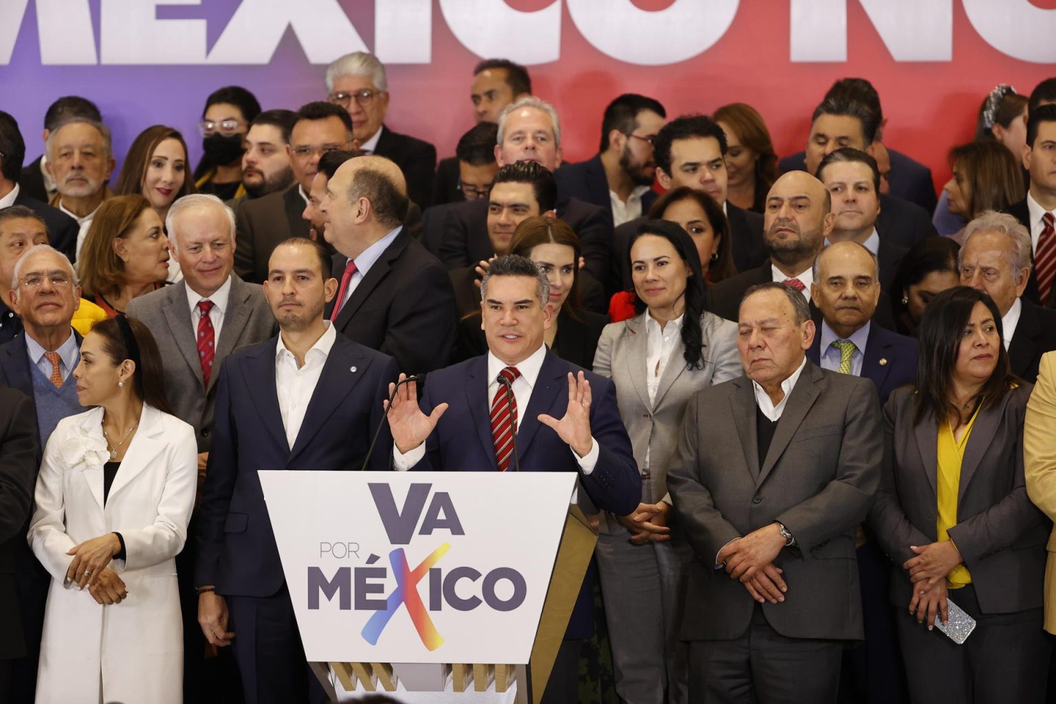 El dirigente del partido Revolucionario Institucional Alejandro Moreno (c) habla junto a Marko Cortés (i) de Acción Nacional y Jesús  Zambrano (d) de Revolución  Democrática hoy, en un anuncio ante la prensa en la Ciudad de México (México). EFE/ José Méndez