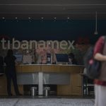 Imagen de archivo en la que se observa a una persona acudir a un banco de CitiBanamex en Ciudad de México (México). EFE/ Isaac Esquivel