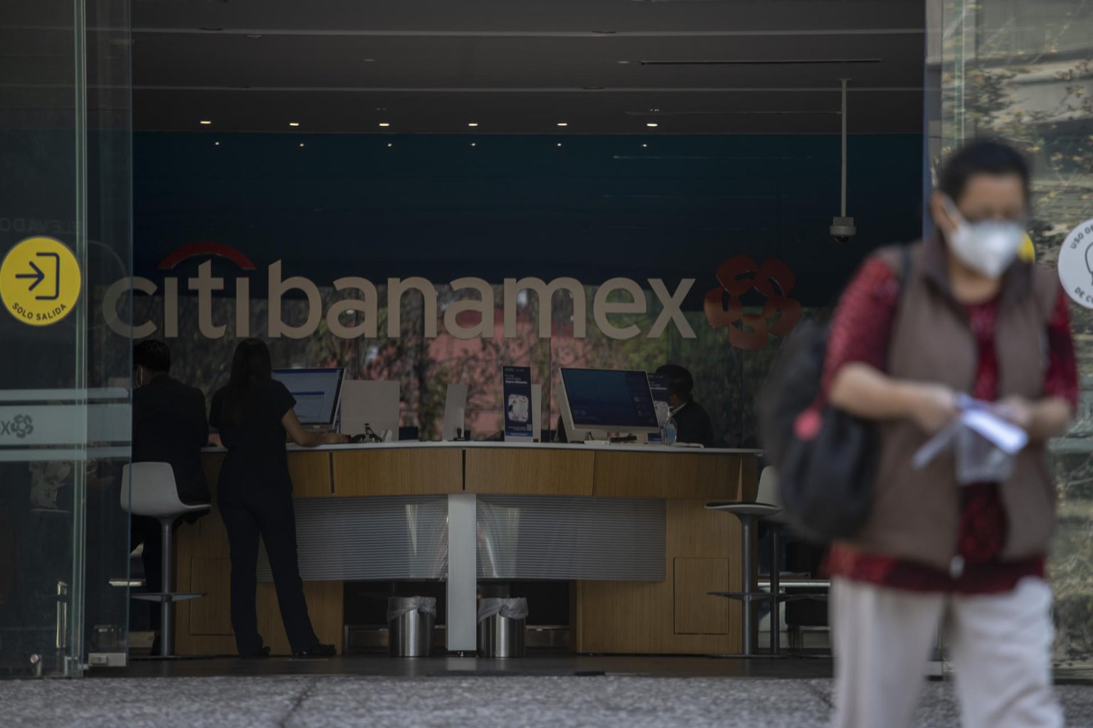 Imagen de archivo en la que se observa a una persona acudir a un banco de CitiBanamex en Ciudad de México (México). EFE/ Isaac Esquivel