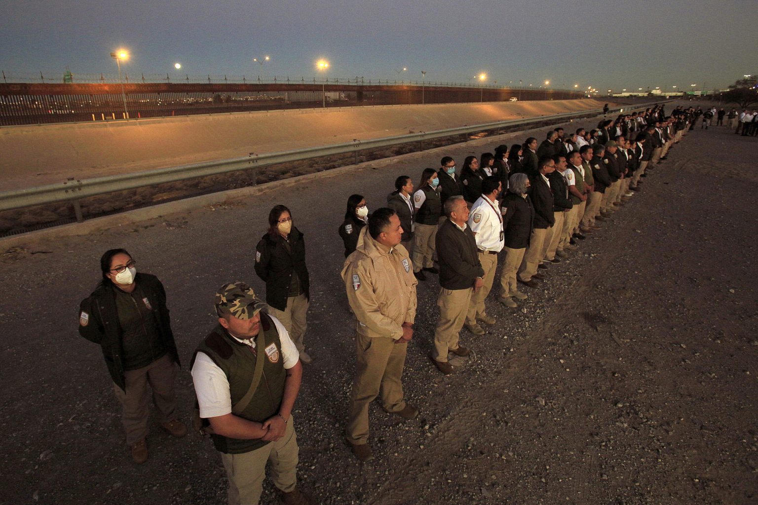 Personal del Instituto Nacional de Migración (INM) presentes hoy, para reforzar la frontera en Ciudad Juárez, Chihuahua (México). EFE/Luis Torres