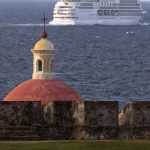 Fotografía de archivo de un barco que navega frente a la cúpula de la capilla del cementerio Santa María Magdalena de Pazzi, el 21 de enero de 2022, en el Viejo San Juan, en San Juan (Puerto Rico). EFE/ Thais Llorca