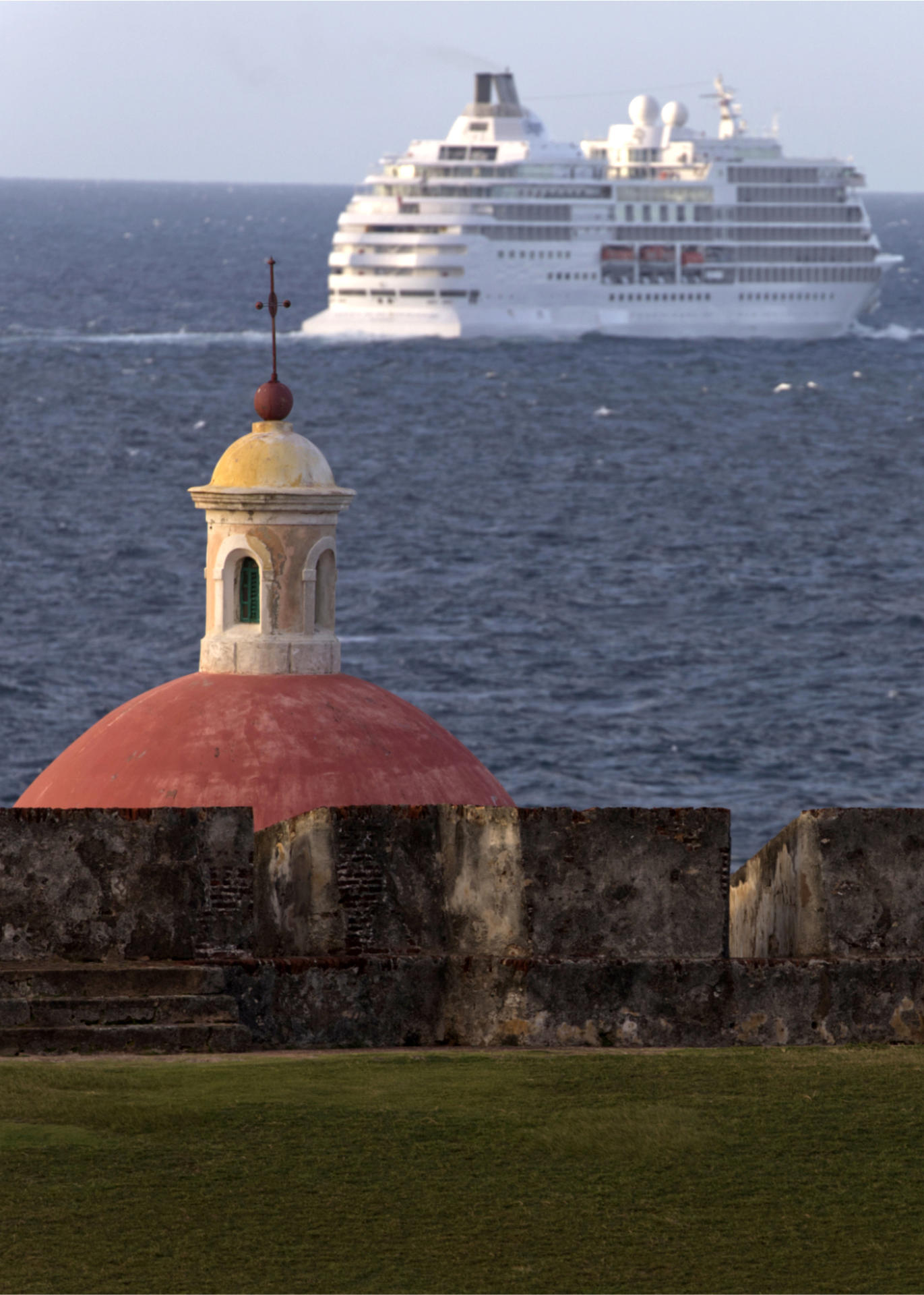 Fotografía de archivo de un barco que navega frente a la cúpula de la capilla del cementerio Santa María Magdalena de Pazzi, el 21 de enero de 2022, en el Viejo San Juan, en San Juan (Puerto Rico). EFE/ Thais Llorca