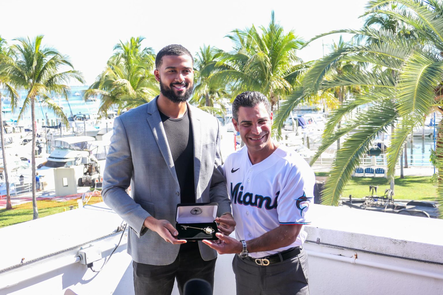 Fotografía cedida este martes, 10 de enero, por la Ciudad de Miami en la que se registró a su alcalde Francis Suárez (d), mientras entrega las llaves de la ciudad al beisbolista dominicano Sandy Alcántara, en Miami (Florida, EE.UU.). EFE/Nadya Vento/City of Miami