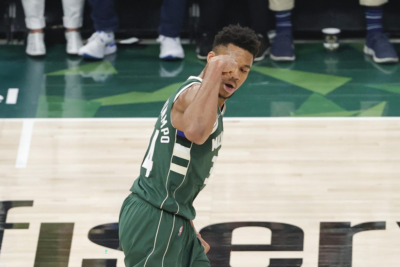 Fotografía de archivo de Giannis Antetokounmpo de los Milwaukee Bucks . EFE/EPA/KAMIL KRZACZYNSKI