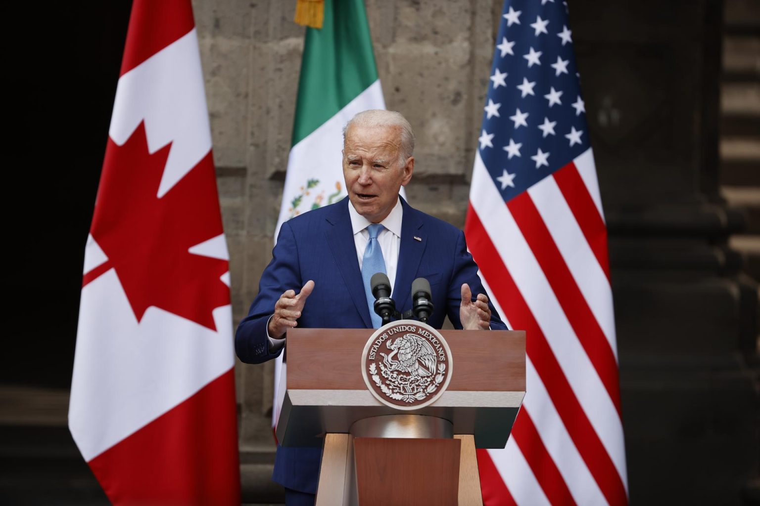 El presidente de Estados Unidos, Joe Biden, ofrece declaraciones hoy, en el Palacio Nacional en Ciudad de México (México). EFE/ José Méndez