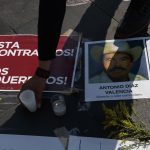 Activistas y familiares de los defensores de derechos humanos Ricardo Lagunes y Antonio Díaz, desaparecidos el pasado domingo 15 de enero en el municipio de Aquila, en el estado mexicano de Michoacán, protestan hoy, frente a Palacio Nacional en la Ciudad de México (México). EFE/José Méndez