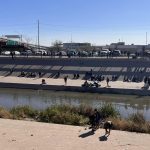 Fotografía tomada desde la valla fronteriza de El Paso, Texas, donde se muestra a varios migrantes esperando para cruzar el río en la zona de Ciudad Juárez, México. Imagen de archivo. EFE/Octavio Guzmán