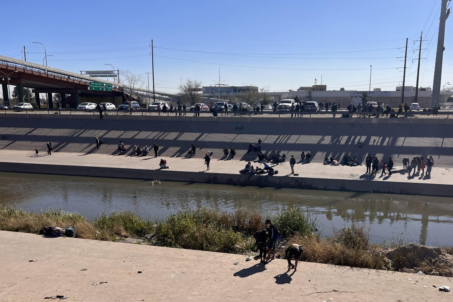 Fotografía tomada desde la valla fronteriza de El Paso, Texas, donde se muestra a varios migrantes esperando para cruzar el río en la zona de Ciudad Juárez, México. Imagen de archivo. EFE/Octavio Guzmán
