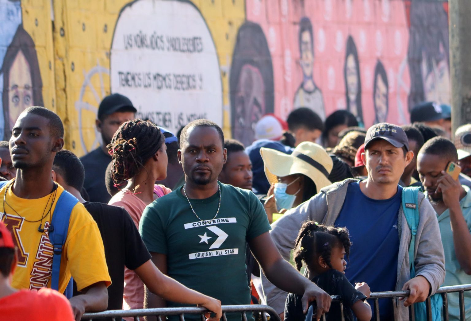 Migrantes hacen fila para realizar tramites migratorios hoy, en la ciudad de Tapachula, en el estado de Chiapas (México). EFE/Juan Manuel Blanco