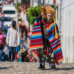 Un menor danzante parachicos desfila durante los festejos del Santo Niño de Atocha hoy, por las calles del municipio Chiapa de Corzo, Chiapas  (México). EFE/Carlos López