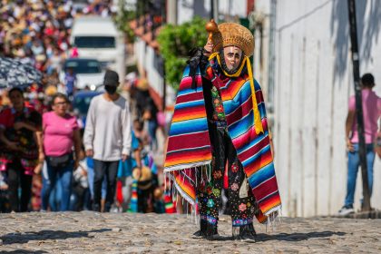 Un menor danzante parachicos desfila durante los festejos del Santo Niño de Atocha hoy, por las calles del municipio Chiapa de Corzo, Chiapas  (México). EFE/Carlos López