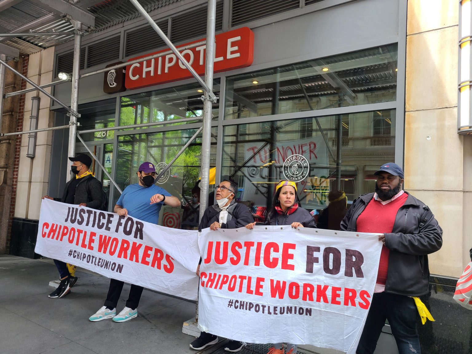 Imagen de archivo que muestra a varios trabajadores de la popular cadena de restaurantes de comida rápida Chipotle durante una protesta en Nueva York (EEUU). EFE/ Ruth Hernández