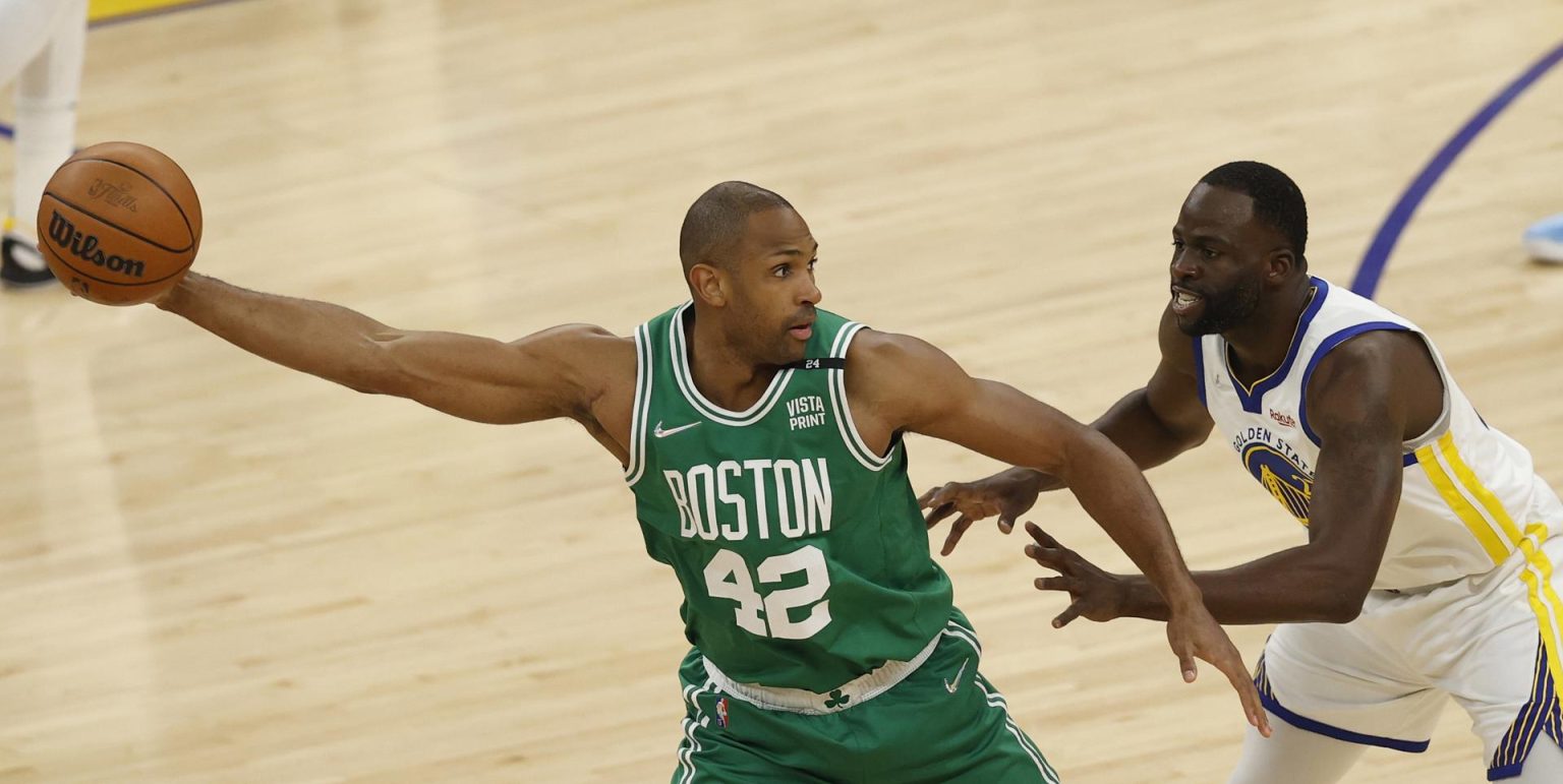 El jugador de los Boston Celtics Al Horford (i), en una fotografía de archivo. EFE/John G. Mabanglo