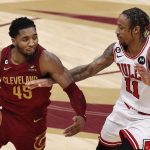 El escolta de los Chicago Bulls DeMar DeRozan (d) defiende al escolta de los Cleveland Cavaliers Donovan Mitchell (i), en una fotografía de archivo. EFE/David Maxwell