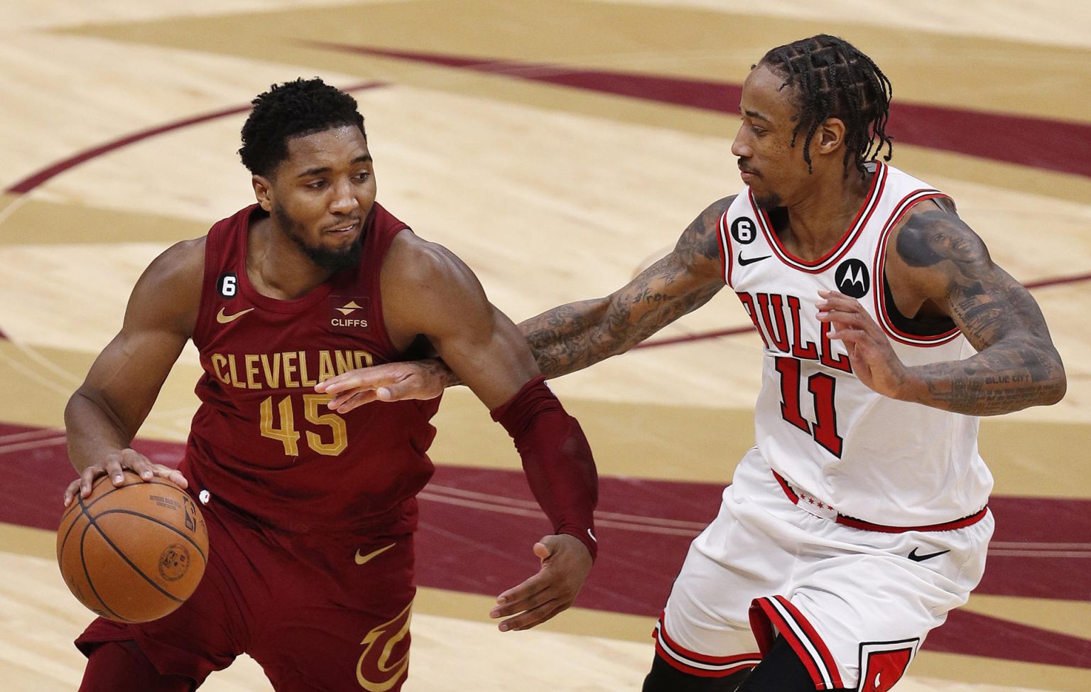 El escolta de los Chicago Bulls DeMar DeRozan (d) defiende al escolta de los Cleveland Cavaliers Donovan Mitchell (i), en una fotografía de archivo. EFE/David Maxwell