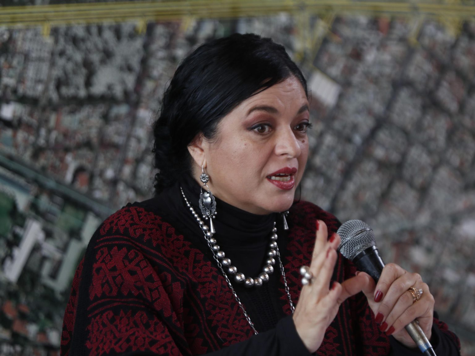 La Secretaria de Cultura, Alejandra Frausto, participa hoy en una conferencia de prensa en el salón Benito Juárez del Complejo Cultural Los Pinos en la Ciudad de México (México). EFE/Mario Guzmán