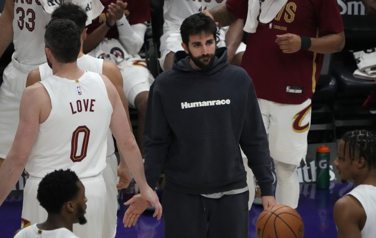 Fotografía tomada el pasado 10 de enero en la que se registró al base español de los Cavaliers de Cleveland,, Ricky Rubio (c-d), al saludar a sus compañeros, durante un partido de la NBA contra los Jazz de Utah, en el coliseo Vivint Smart Home Arena, en Salt Lake City (Utah, EE.UU.). EFE/George Frey