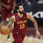 El español Ricky Rubio de Cleveland Cavaliers avanza con el balón hoy, en un partido de la NBA entre Cleveland Cavaliers y New Orleans Pelicans en Rocket Mortgage Fieldhouse en Cleveland (EEUU). EFE/ David Maxwell