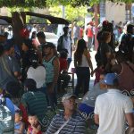 Migrantes permanecen este miércoles, en la plaza principal en la ciudad de Tapachula en el estado de Chiapas (México). EFE/Juan Manuel Blanco