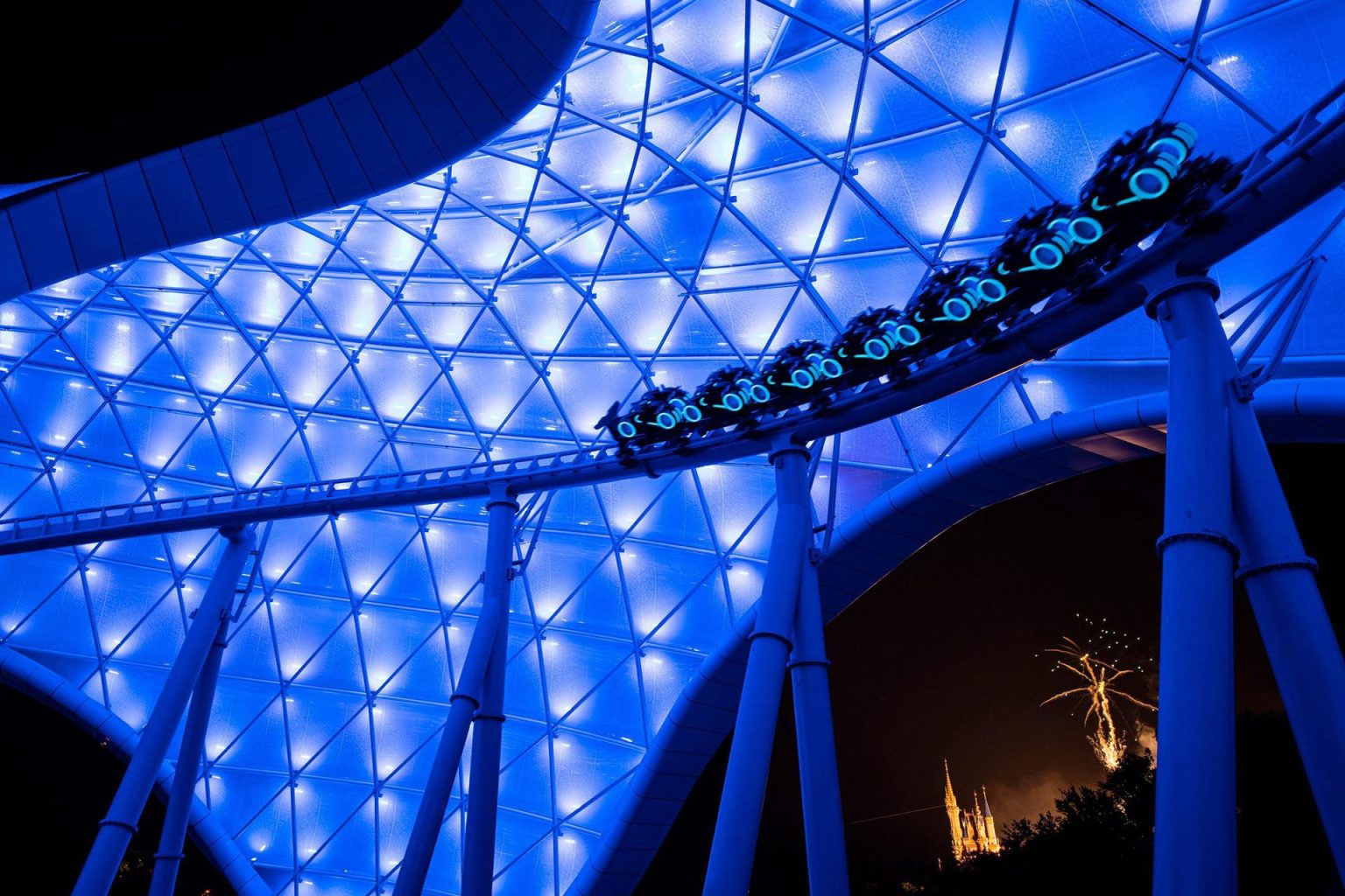 Fotografía cedida por Walt Disney World de la montaña rusa Tron Lightcycle/Run, basada en la popular película de 1982 "Tron" y en la secuela de 2010, que abrirá sus puertas el próximo 4 de abril, informó este martes el parque de atracciones de Florida (EEUU). EFE/ Walt Disney World SÓLO USO EDITORIAL/SÓLO DISPONIBLE PARA ILUSTRAR LA NOTICIA QUE ACOMPAÑA (CRÉDITO OBLIGATORIO)