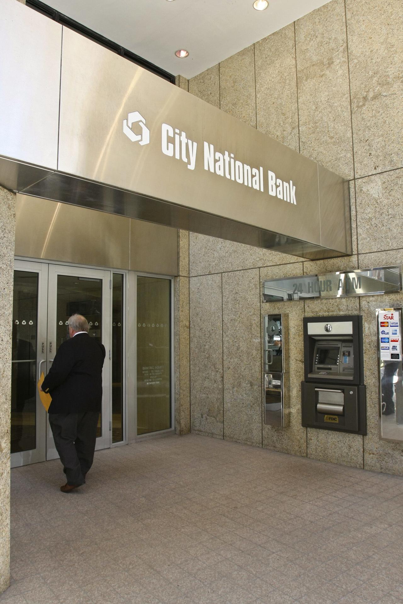 Fotografía de archivo de un cliente que entra en una sucursal del banco City National Bank. EFE/John Watson-Riley