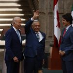 Los presidentes de México, Andrés Manuel López Obrador (c), de Estados Unidos, Joe Biden (i), y el primer ministro de Canadá, Justin Trudeau, se reúnen en el Palacio Nacional en Ciudad de México (México). EFE/ José Méndez