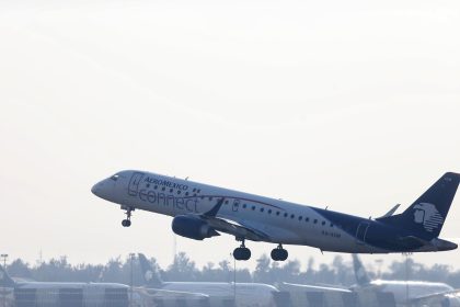 Fotografía de archivo donde se observa un avión de la empresa Aeroméxico, despegando del aeropuerto Internacional de La Ciudad de México (México). EFE/Sáshrnka Gutiérrez