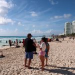 Turistas disfrutan de la playa en Cancún, en Quintana Roo (México). Imagen de archivo. EFE/Alonso Cupul