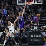 Fotografía de archivo en la que se registró a Domantas Sabonis (c), alero de origen lituano de los Kings de Sacramento, tras clavar un balón durante un partido de la NBA. EFE/John G. Mabanglo