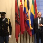 El embajador ecuatoriano Hernán Pérez Loose (d), posa con la bandera de Ecuador durante la ceremonia de instalación de banderas de los nuevos miembros no permanentes del Consejo de Seguridad de la ONU hoy, en Nueva York (EE.UU.). EFE/ Javier Otazu