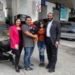 Fotografía cedida por la abogada Naimeh Salem (i) donde aparece mientras posa junto al inmigrante mexicano Jaime Ávalos, su hijo Noah, su esposa Ariana Martínez, y el congresista por Texas en la Cámara de Representantes, Al Green. El "soñador" Jaime Ávalos pudo regresar a su hogar en Texas después de siete meses de haber quedado varado en México, a donde viajó debido a un mal consejo legal para intentar lograr la residencia permanente en Estados Unidos. EFE/Álbum Naimeh Salem /SOLO USO EDITORIAL /NO VENTAS /SOLO DISPONIBLE PARA ILUSTRAR LA NOTICIA QUE ACOMPAÑA /CRÉDITO OBLIGATORIO