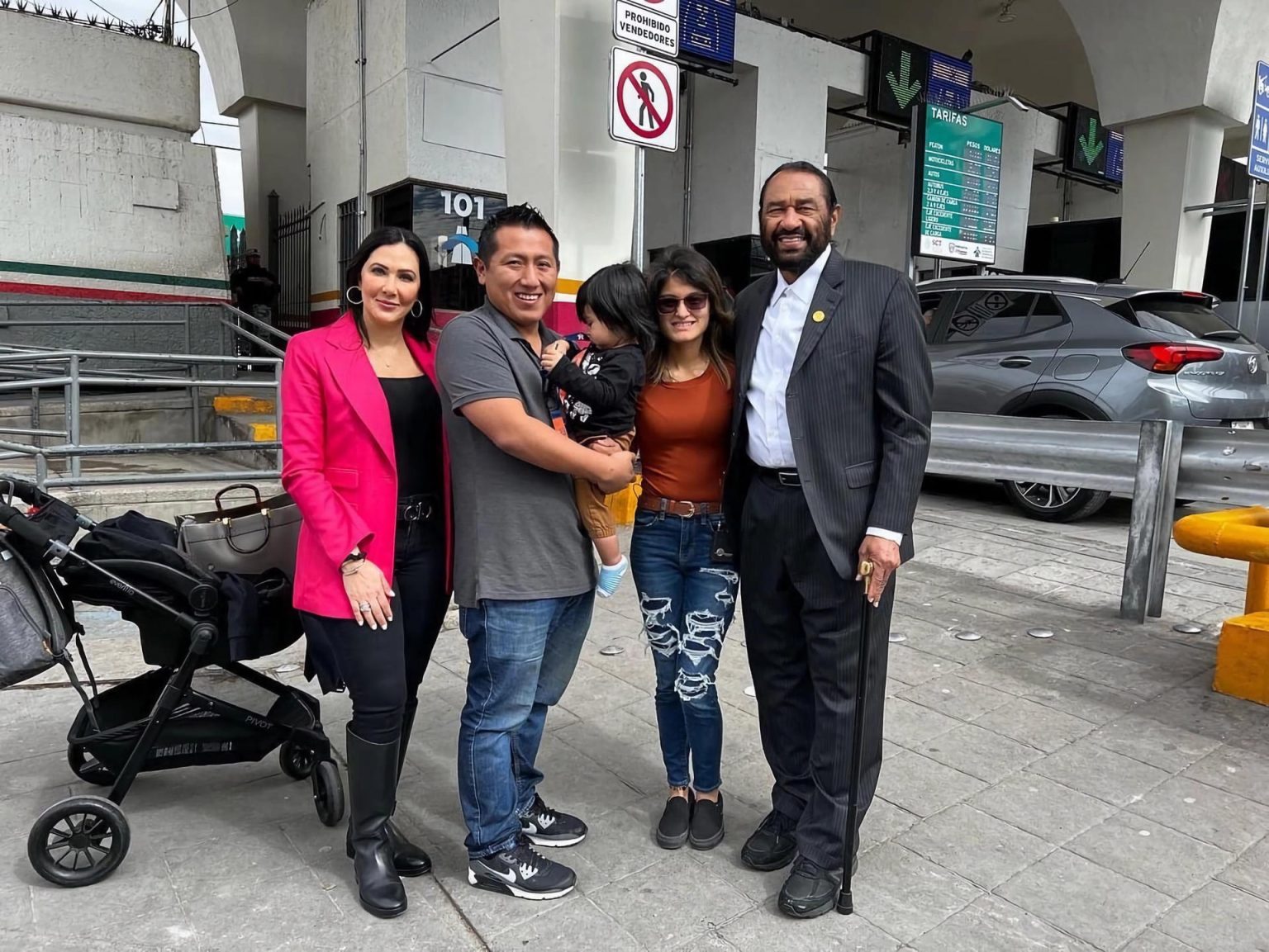 Fotografía cedida por la abogada Naimeh Salem (i) donde aparece mientras posa junto al inmigrante mexicano Jaime Ávalos, su hijo Noah, su esposa Ariana Martínez, y el congresista por Texas en la Cámara de Representantes, Al Green. El "soñador" Jaime Ávalos pudo regresar a su hogar en Texas después de siete meses de haber quedado varado en México, a donde viajó debido a un mal consejo legal para intentar lograr la residencia permanente en Estados Unidos. EFE/Álbum Naimeh Salem /SOLO USO EDITORIAL /NO VENTAS /SOLO DISPONIBLE PARA ILUSTRAR LA NOTICIA QUE ACOMPAÑA /CRÉDITO OBLIGATORIO