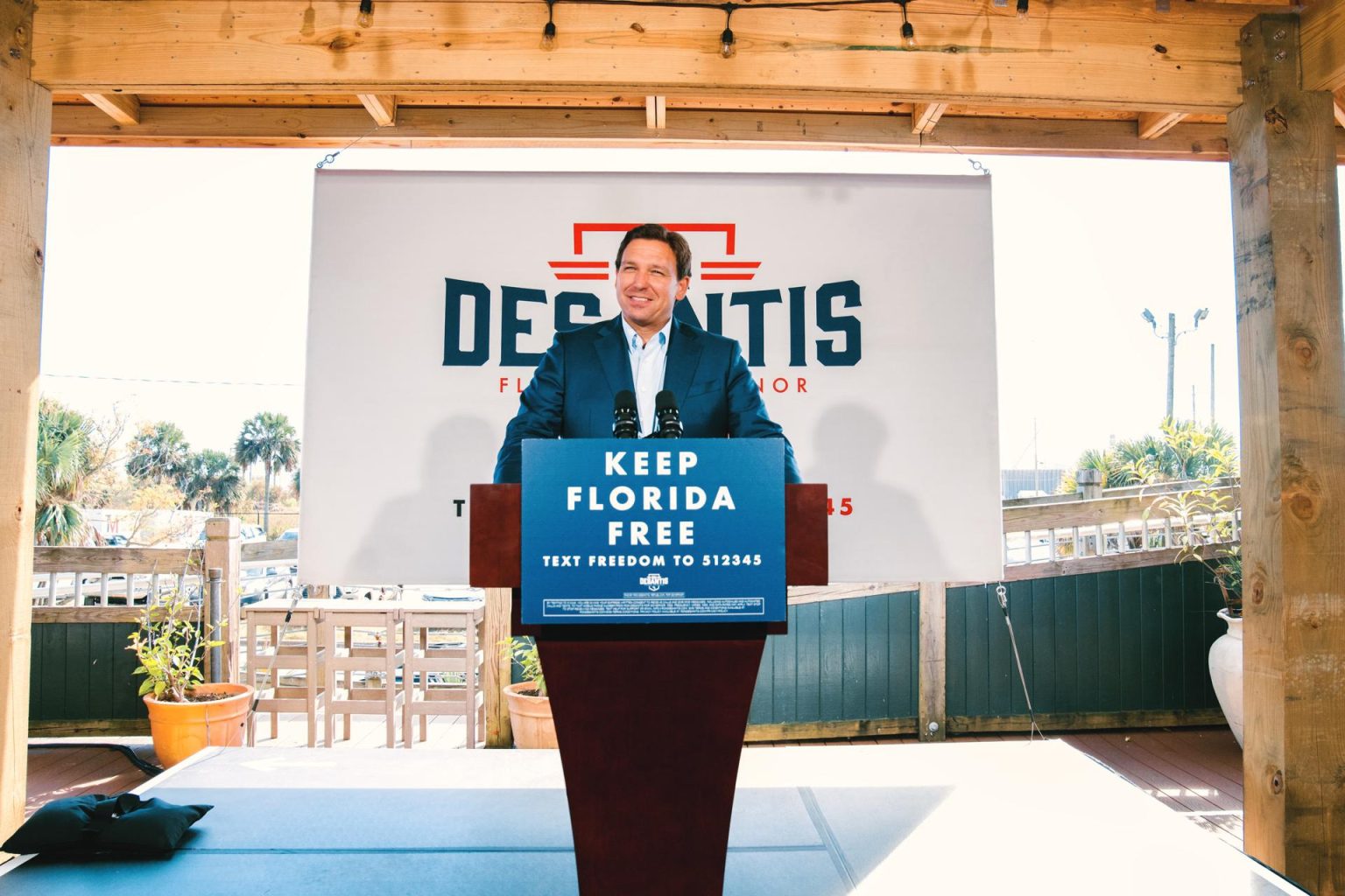 Fotografía de archivo divulgada por el gobernador de Florida, Ron DeSantis, donde aparece mientras habla apoyado sobre un cartel de "Mantenga a Florida libre", durante uno de sus mítines, en Florida (EEUU). D EFE/Oficina Ron DeSantis /SOLO USO EDITORIAL/NO VENTAS/SOLO DISPONIBLE PARA ILUSTRAR LA NOTICIA QUE ACOMPAÑA/CRÉDITO OBLIGATORIO