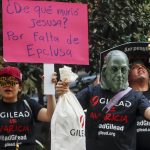 Personas protestan hoy en contra de la farmacéutica estadounidense Gilead, en la Ciudad de México (México). EFE/Isaac Esquivel