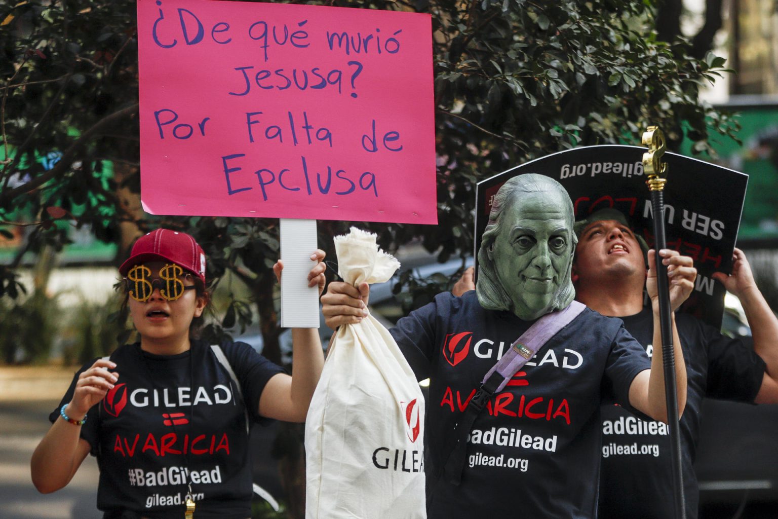 Personas protestan hoy en contra de la farmacéutica estadounidense Gilead, en la Ciudad de México (México). EFE/Isaac Esquivel