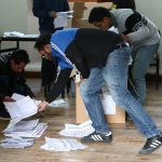 Jurados de votación realizan conteo de votos tras el cierre de mesas luego de una jornada de elecciones locales y referéndum constitucional en Quito (Ecuador). EFE/ José Jácome