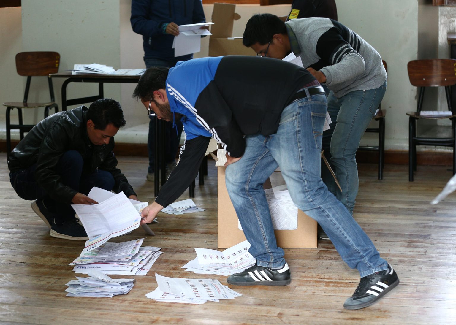 Jurados de votación realizan conteo de votos tras el cierre de mesas luego de una jornada de elecciones locales y referéndum constitucional en Quito (Ecuador). EFE/ José Jácome