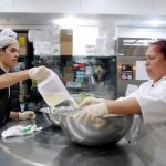 La mexicana Imelda Hartley (d), dueña de "Happy Tamales", prepara unos platos durante una entrevista con Efe el 27 de enero de 2023, en Phoenix, Arizona (Estados Unidos). EFE/ María León