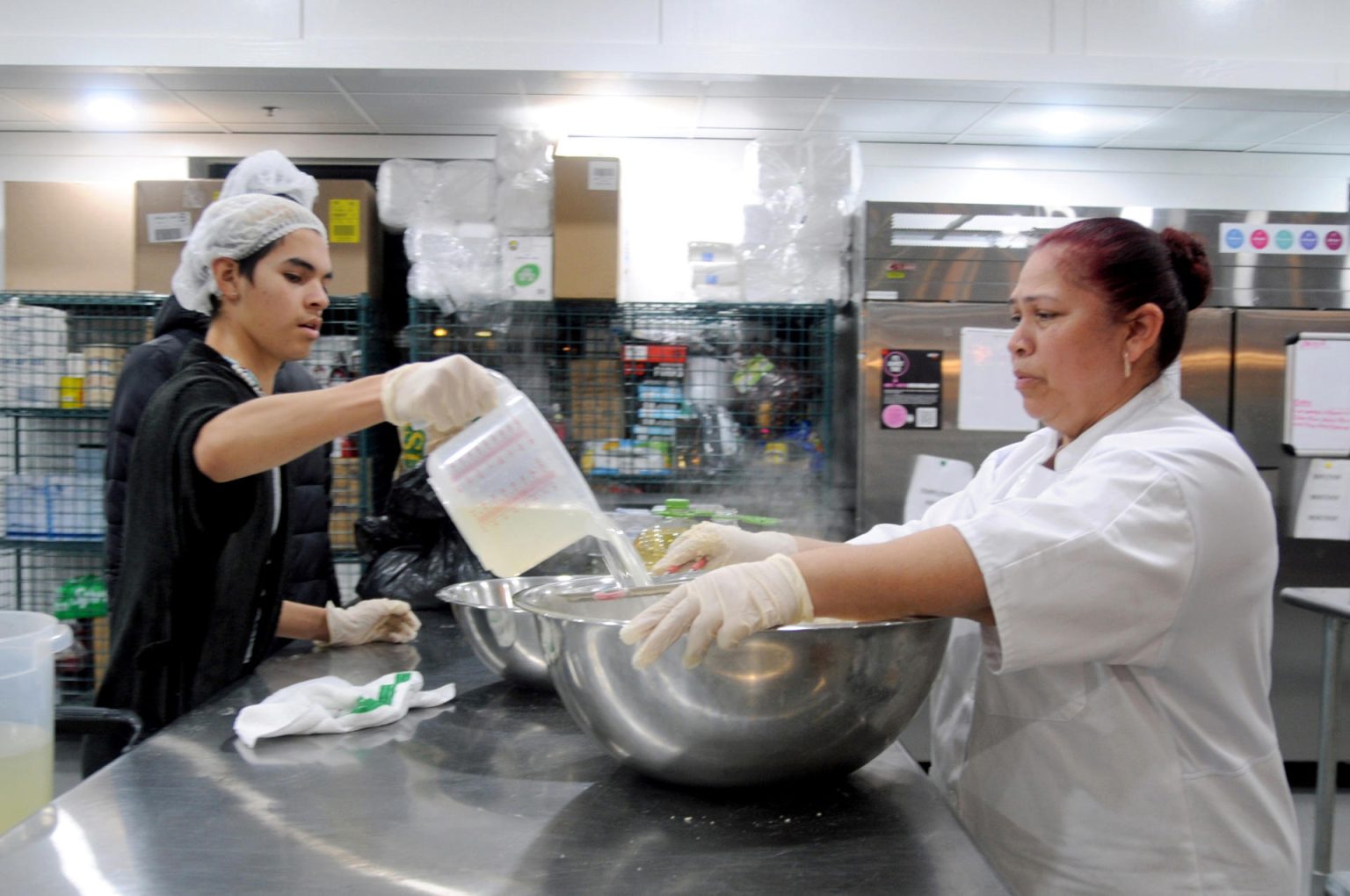 La mexicana Imelda Hartley (d), dueña de "Happy Tamales", prepara unos platos durante una entrevista con Efe el 27 de enero de 2023, en Phoenix, Arizona (Estados Unidos). EFE/ María León