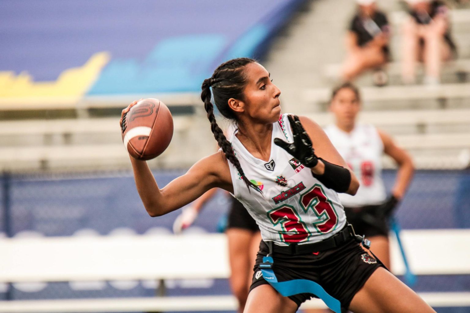 Fotografía personal cedida donde aparece la mexicana Diana Flores, de 25 años y capitana de la selección mexicana de flag football, una modalidad del fútbol americano que consiste en quitar al oponente las banderas que lleva a sus costados en vez de tirarlo al suelo. EFE/Álbum Diana Flores /SOLO USO EDITORIAL /NO VENTAS /SOLO DISPONIBLE PARA ILUSTRAR LA NOTICIA QUE ACOMPAÑA /CRÉDITO OBLIGATORIO