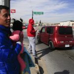 Migrantes venezolanos permanecen en las cercanías del Río Bravo, el 31 de enero de 2023, en Ciudad Juárez, Chihuahua (México). EFE/ Luis Torres