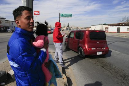 Migrantes venezolanos permanecen en las cercanías del Río Bravo, el 31 de enero de 2023, en Ciudad Juárez, Chihuahua (México). EFE/ Luis Torres