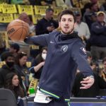 Leandro Bolmaro, en un juego de la NBA, en una fotografía de archivo. EFE/Karen Pulfer Focht