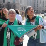 Varias mujeres participan en una manifestación a favor del aborto hoy, en Washington (Estados Unidos). Decenas de activistas latinoamericanas y estadounidenses se concentraron este martes en Washington para expandir la "ola verde" hacia el norte del continente, en medio de la posibilidad de mayores restricciones en EE.UU. al derecho al aborto. EFE/ Octavio Guzmán