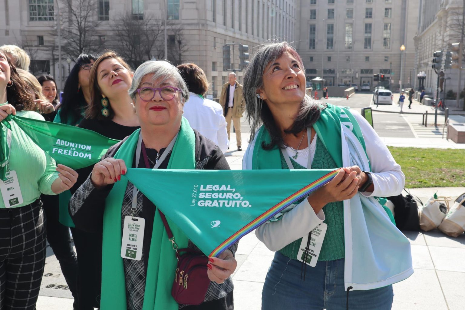 Varias mujeres participan en una manifestación a favor del aborto hoy, en Washington (Estados Unidos). Decenas de activistas latinoamericanas y estadounidenses se concentraron este martes en Washington para expandir la "ola verde" hacia el norte del continente, en medio de la posibilidad de mayores restricciones en EE.UU. al derecho al aborto. EFE/ Octavio Guzmán