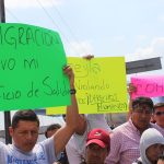 Un grupo de migrantes protestan, hoy afuera del Instituto Nacional de Migración(INM), en la ciudad de Tapachula, Chiapas (México). Migrantes ecuatorianos protestaron este lunes a las afueras de la estación migratoria Siglo XXI en Tapachula, sur de México, debido a que el Instituto Nacional de Migración (INM) les suspendió la entrega de oficios de salida, que les permiten poder regular su situación irregular en el país. EFE/Juan Manuel Blanco