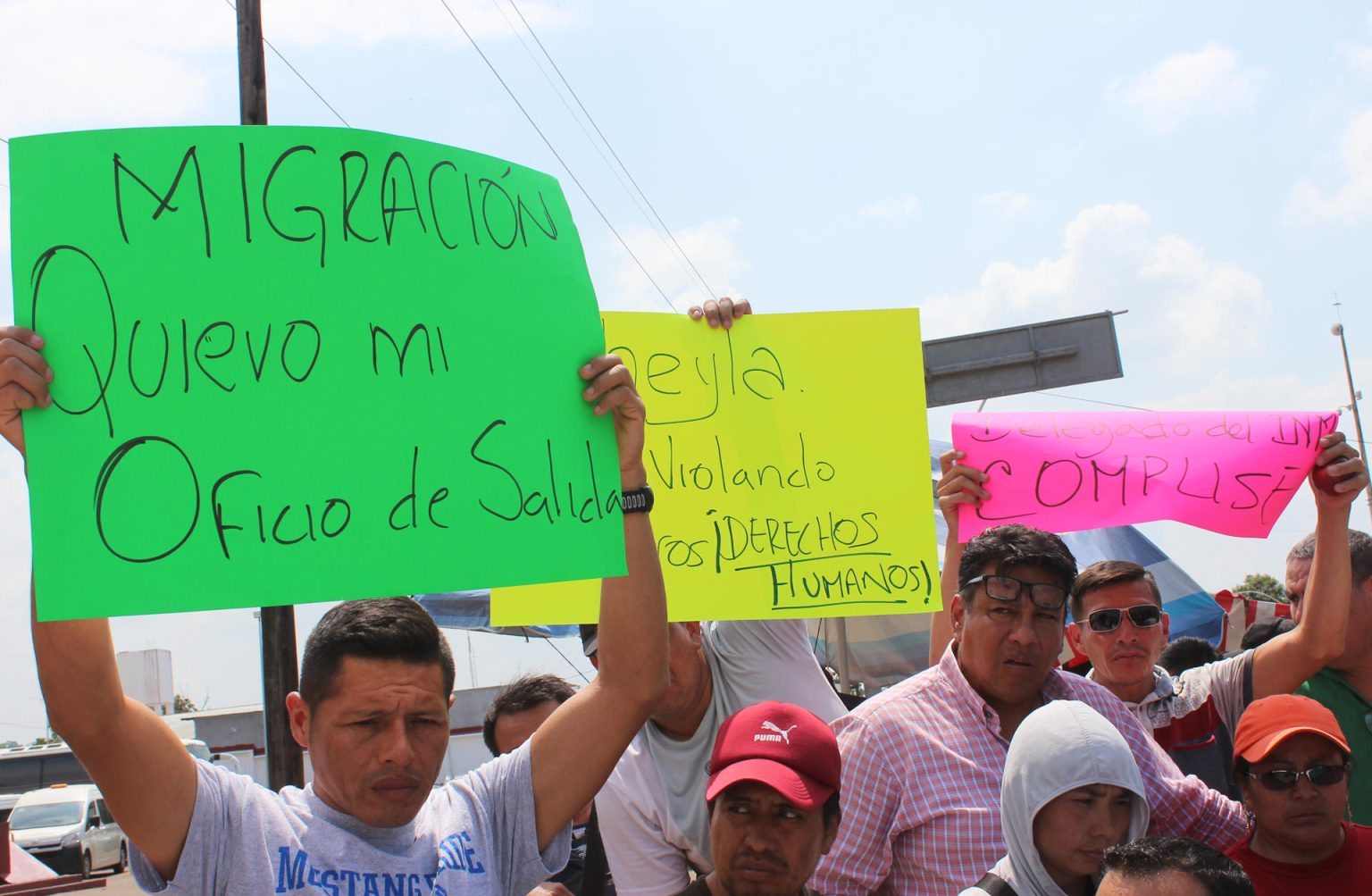 Un grupo de migrantes protestan, hoy afuera del Instituto Nacional de Migración(INM), en la ciudad de Tapachula, Chiapas (México). Migrantes ecuatorianos protestaron este lunes a las afueras de la estación migratoria Siglo XXI en Tapachula, sur de México, debido a que el Instituto Nacional de Migración (INM) les suspendió la entrega de oficios de salida, que les permiten poder regular su situación irregular en el país. EFE/Juan Manuel Blanco