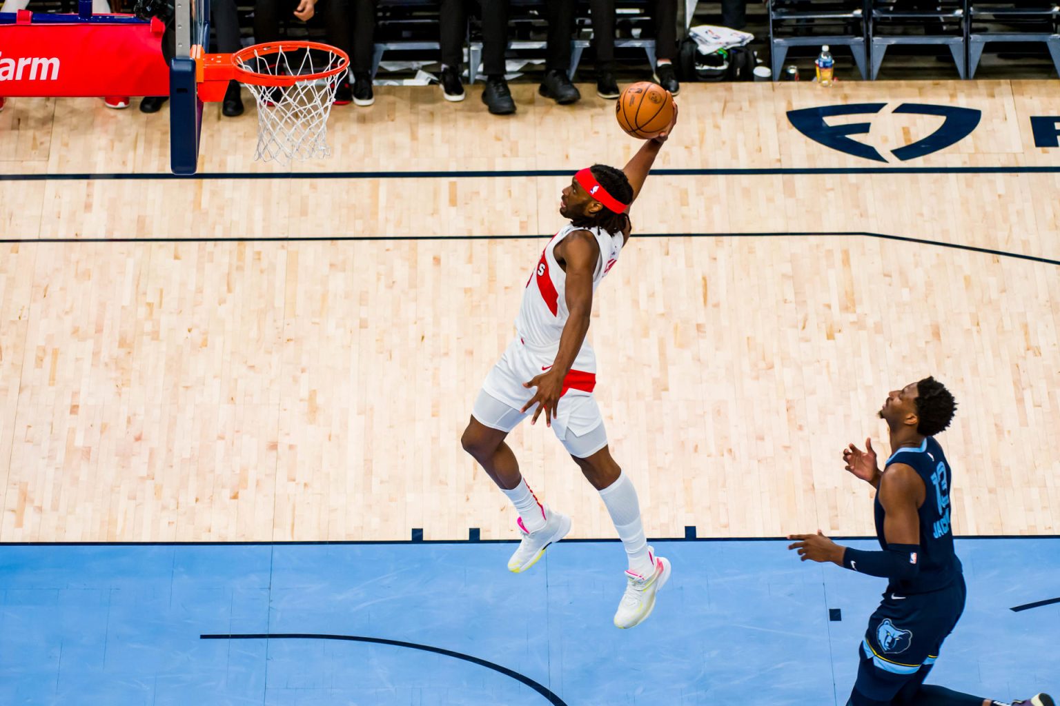 Precious Achiuwa de los Toronto Raptors en acción ante los Memphis Grizzlies, durante un partido de la NBA en el FedEx Forum, en Memphis (Estados Unidos), este 5 de febrero de 2022. EFE/ Matthew A. Smith