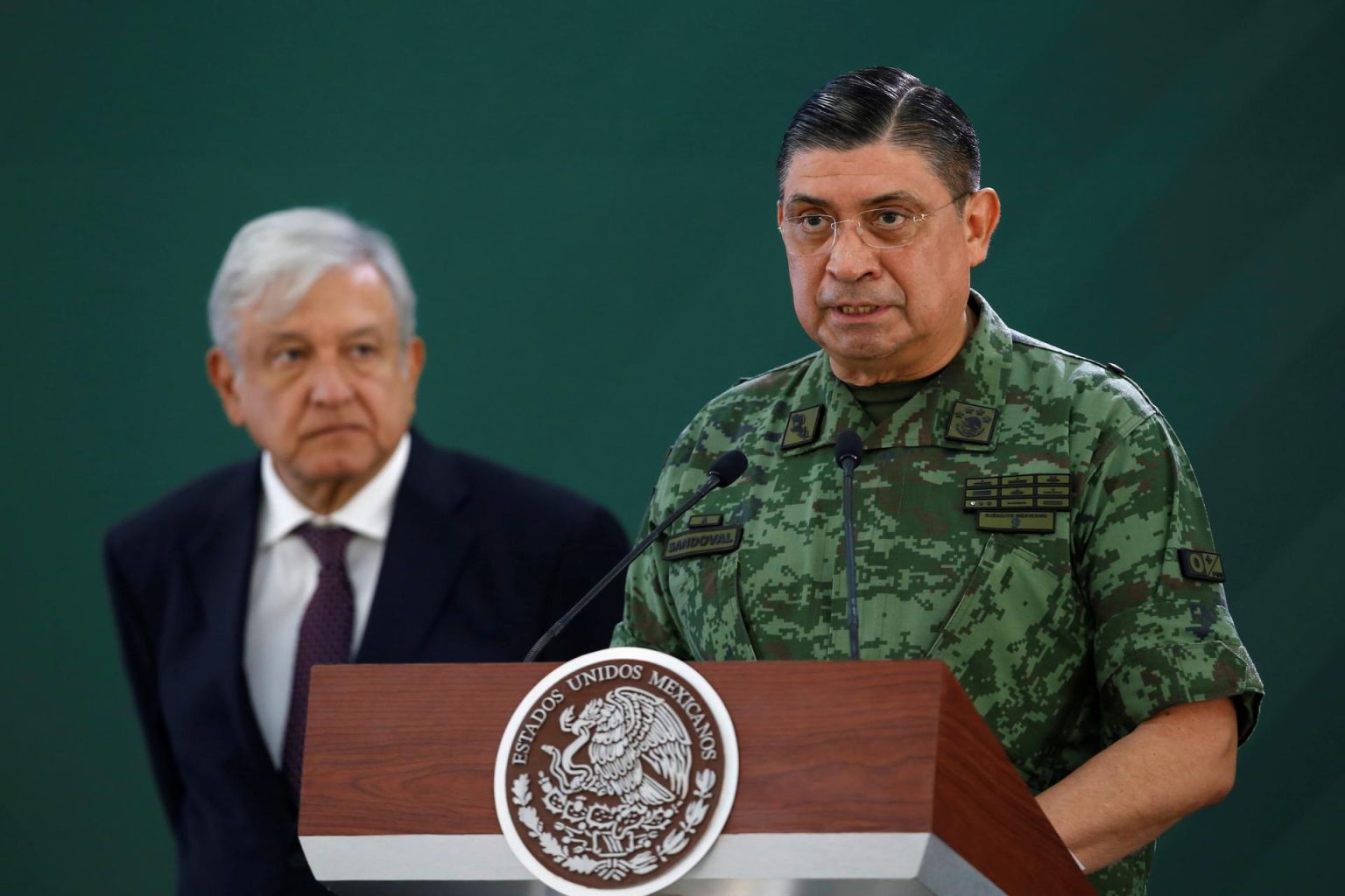 Fotografía de archivo del secretario de la Defensa Nacional (Sedena) de México, Luis Crecencio Sandoval (d). EFE/Francisco Guasco